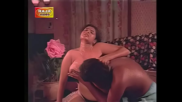 Mumbai girls pissing scene